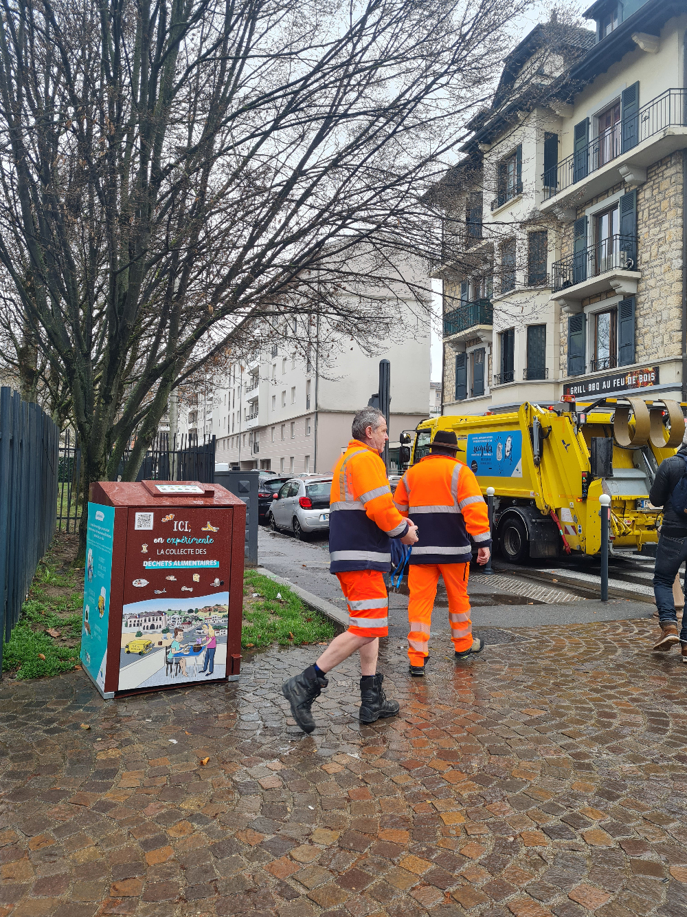 Franck et Franck collectent des bornes à déchets alimentaires avec le camion