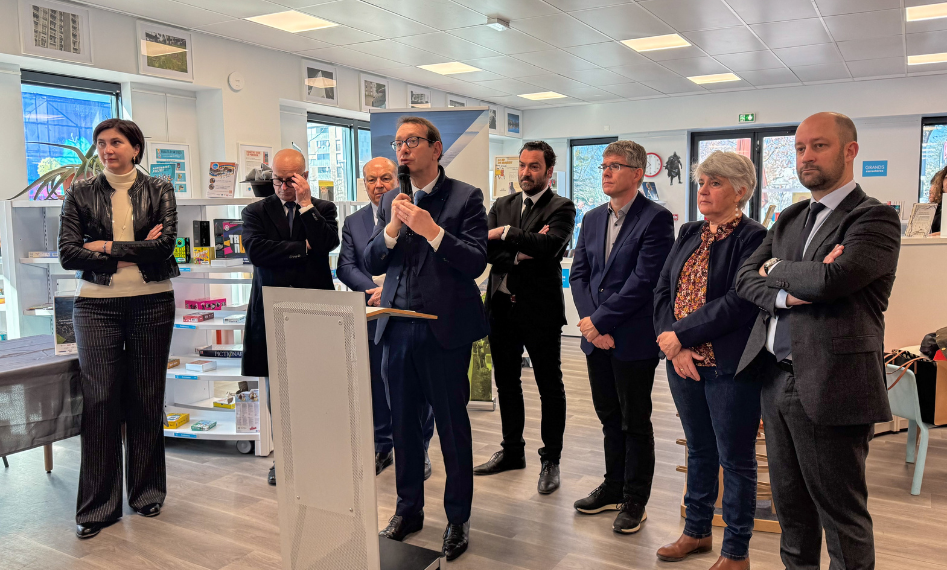 La cérémonie s'est déroulée à La Bulle, au cœur du quartier du Perrier, en présence de Monsieur Yves Le Breton, Préfet de Haute-Savoie, de M. Gabriel Doublet, Président d'Annemasse Agglo, des maires des communes concernées que sont Annemasse, Gaillard et Ville-la-Grand, et de l'ensemble des partenaires engagés dans cette démarche.