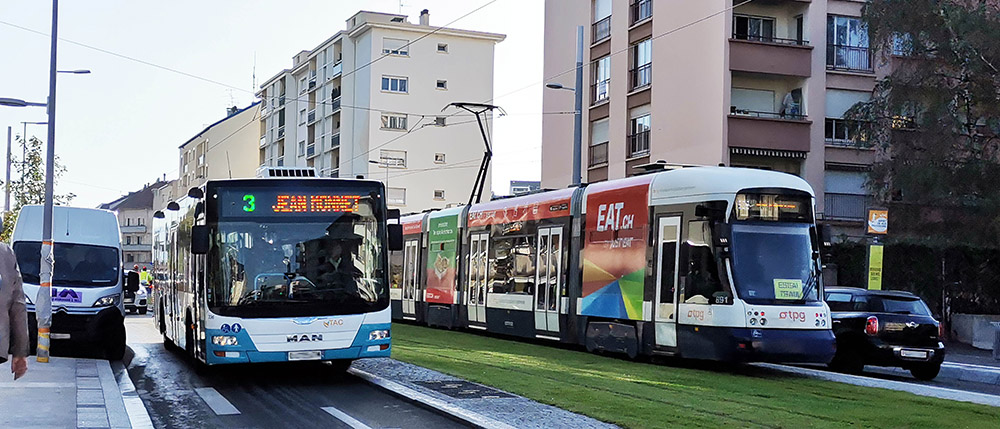 Le tram croise le bus