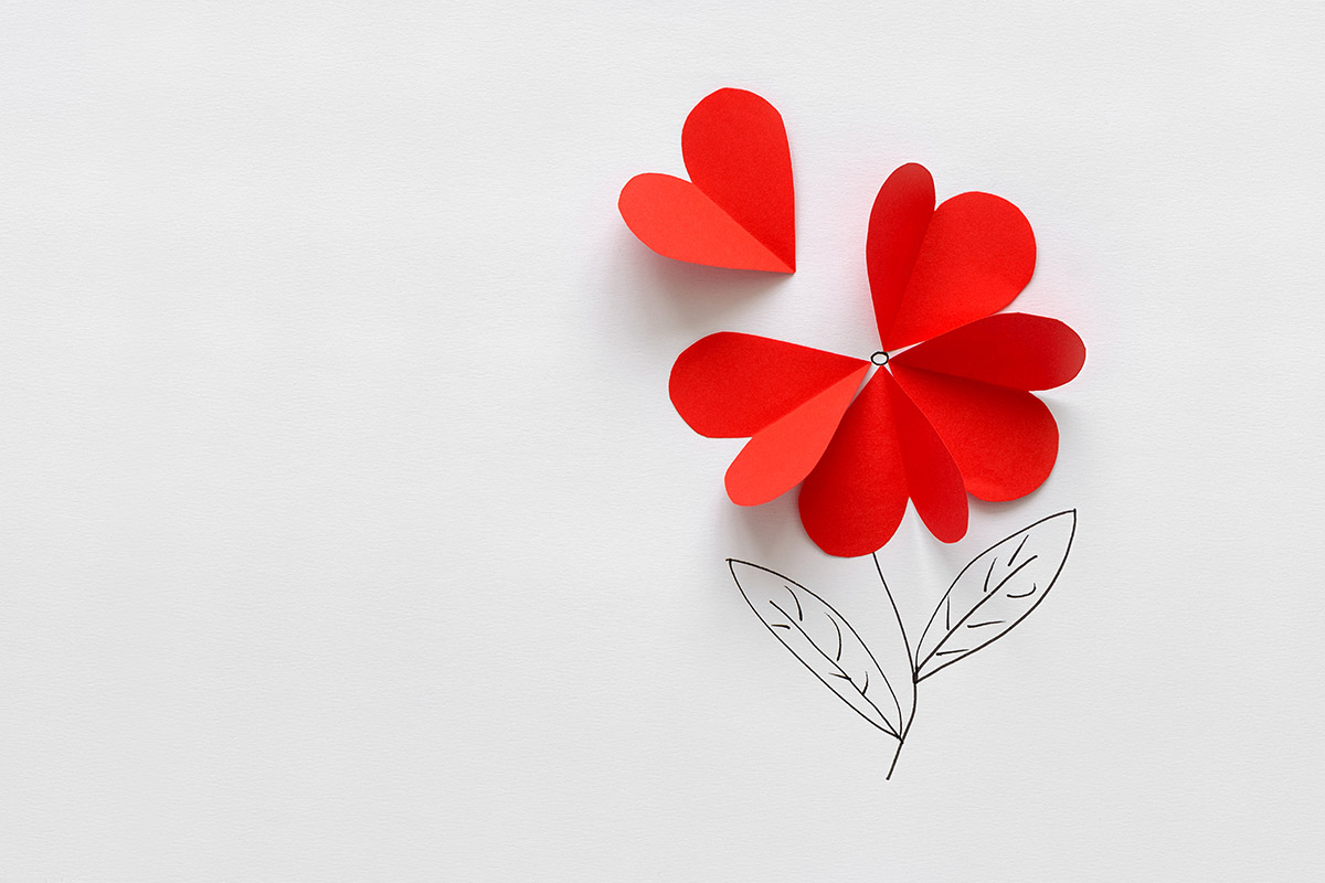 Logo avec une fleur verte et une petale rouge