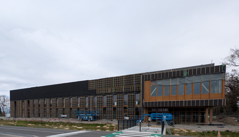 Pose de la passerelle et du bardage extérieur en bois brûlé en décembre 2025