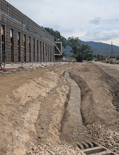 Terrassement de la Géline qui retrouve ses méandres ( dans le cadre du projet de renaturation du cours d'eau) en juin 2025