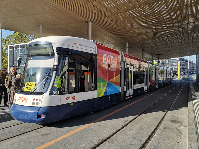 Tram en gare de Moillesulaz