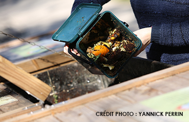 Déverser son compost dans un composteur